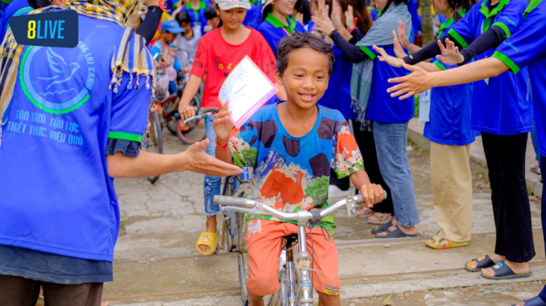 Trẻ em mồ côi miền Tây vui vẻ nhận quà trên tay